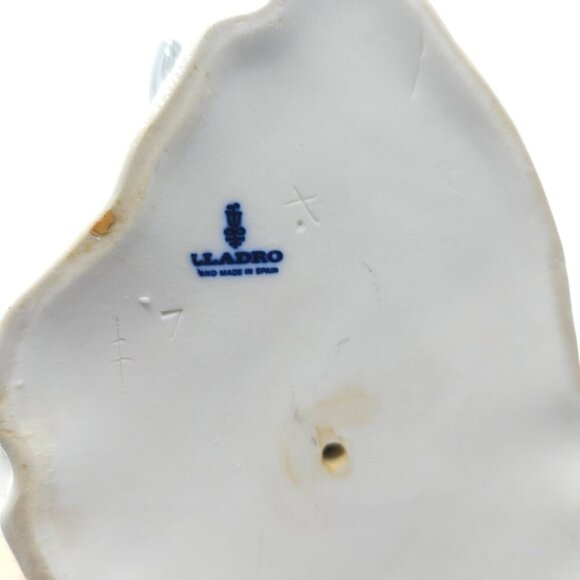 Lladro Porcelain Figurine Shepherdess with Dove Hand Made In Spain #4660 - Picture 5 of 7